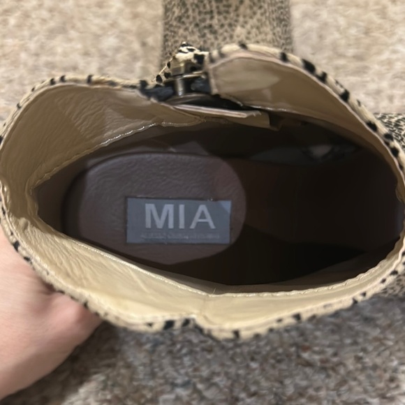 MIA Black and Cream Ankle Boots with Chunky Heel - Picture 4 of 5